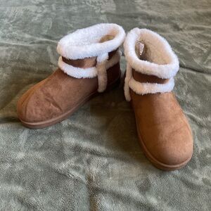 Tan suede ankle boots with white fur trim